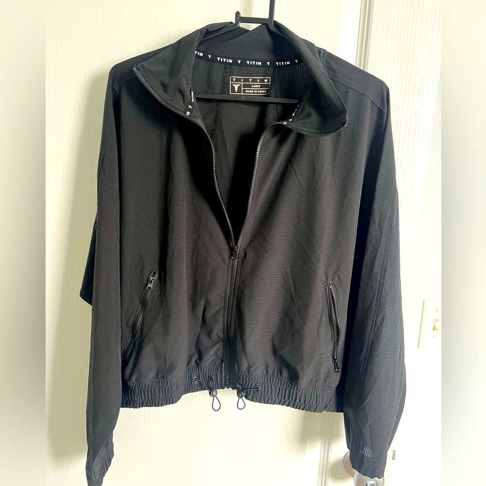 TITIN black crop zip up‎ performance jacket. Size women’s large